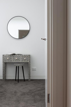 Stylish 2-Bed Apartment with BBQ Patio Near Beach, Sydney
